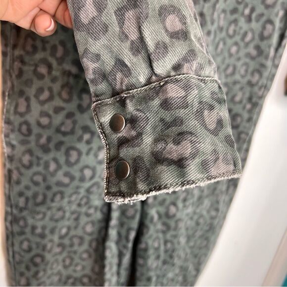 One Teaspoon leopard print denim boilersuit
 Oversized cropped sold at ASOS - Picture 9 of 15